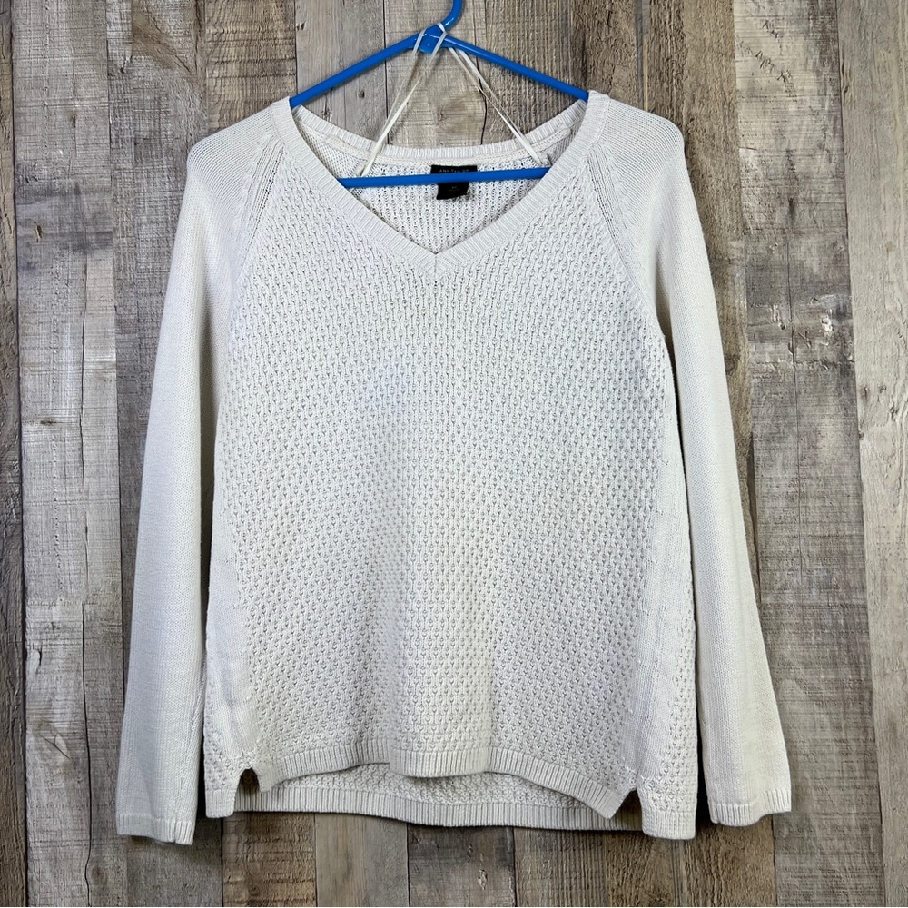 Ann Taylor Size XS Cream Color V-Neck Long Sleeve Medium Weight Sweater